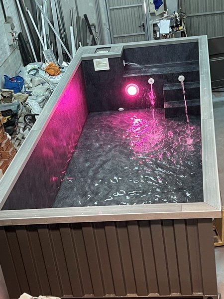 Piscina contenedor candybleaz de 4,5 metros de largo y 2,4 metros de ancho