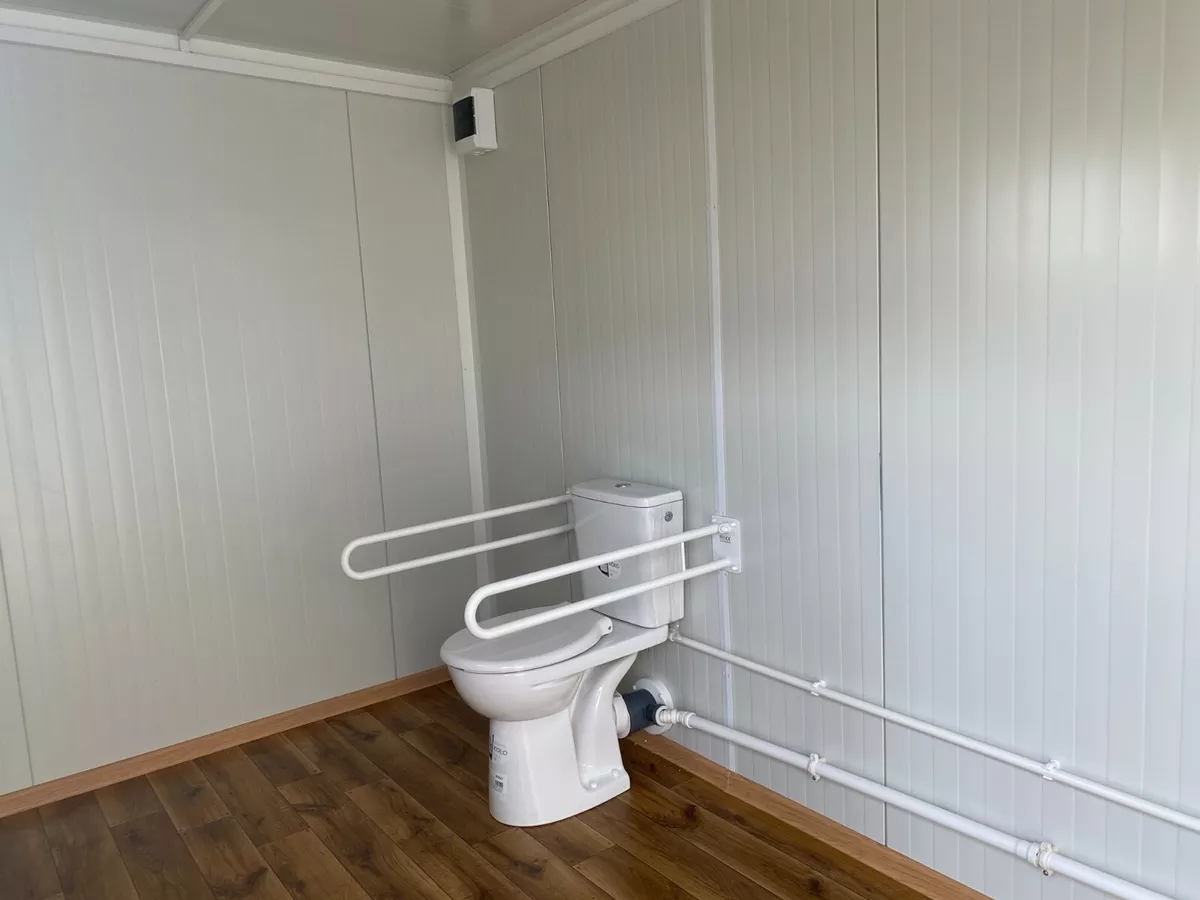 Contenedor sanitario para personas con discapacidad Contenedor sanitario para personas con discapacidad WC con rampa - Imagen 7