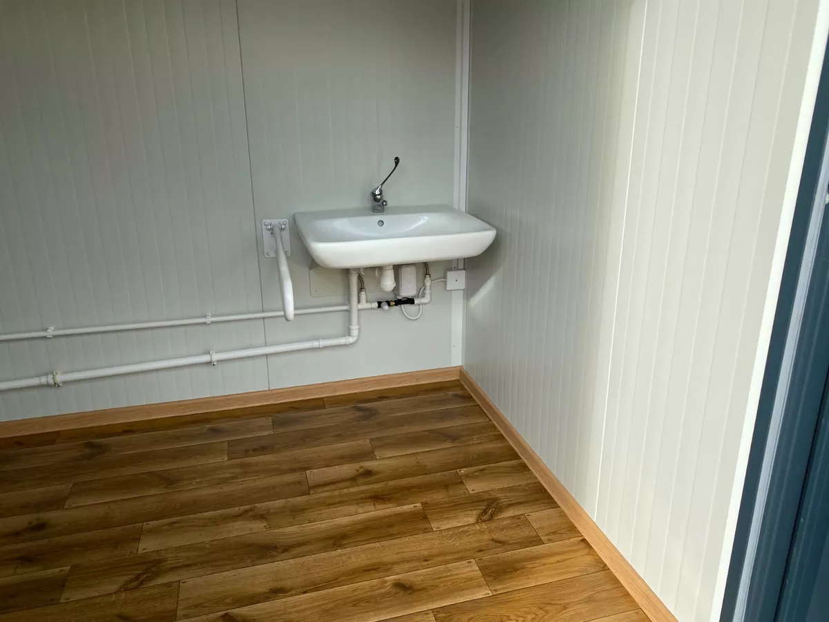 Contenedor sanitario para personas con discapacidad Contenedor sanitario para personas con discapacidad WC con rampa - Imagen 8
